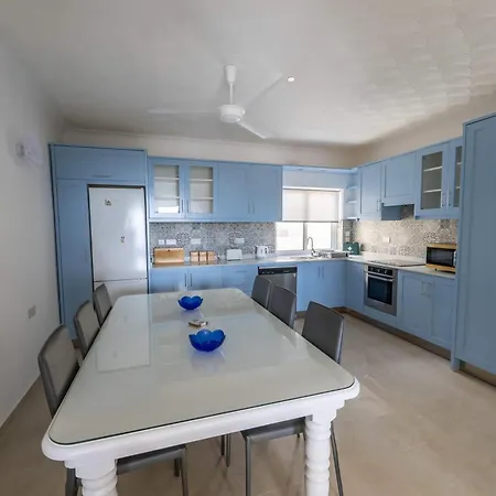 Apartment 3bdr Flat With Views - No Lift