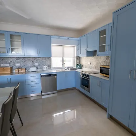 Apartment 3bdr Flat With Views - No Lift