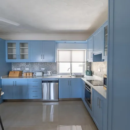 Apartment 3bdr Flat With Views - No Lift *