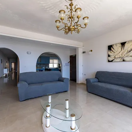Apartment 3bdr Flat With Views - No Lift
