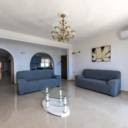 Apartment 3bdr Flat With Views - No Lift